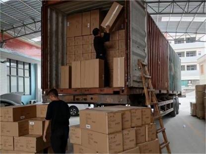 Се вчитуваат контејнерите пред кинеската Нова година